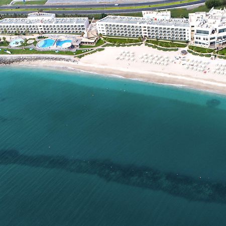 Radisson Blu Resort, Эль-Фуджайра Экстерьер фото Aerial view of the hotel