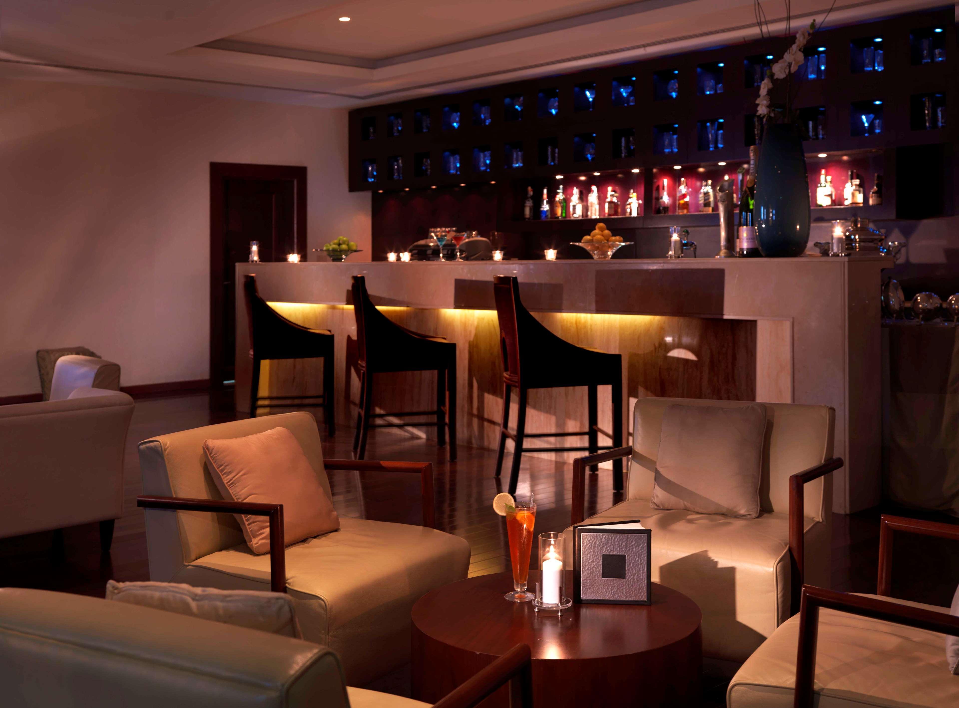 Radisson Blu Resort, Эль-Фуджайра Экстерьер фото The bar at the lounge