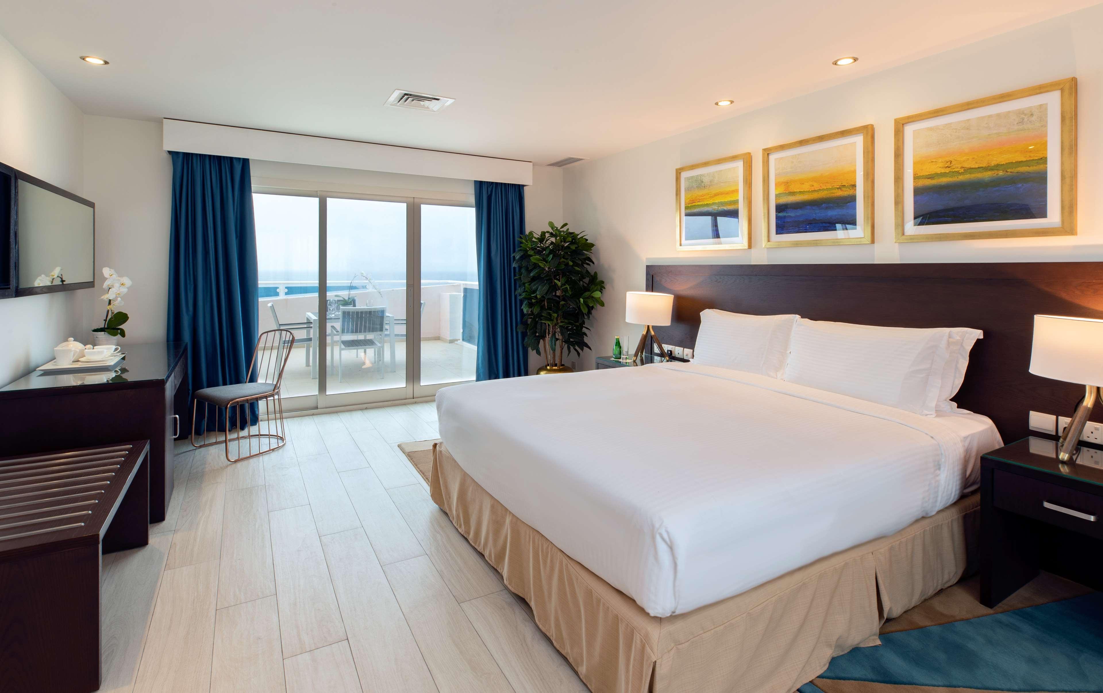 Radisson Blu Resort, Эль-Фуджайра Экстерьер фото A bedroom at the Hilton San Diego Bayfront