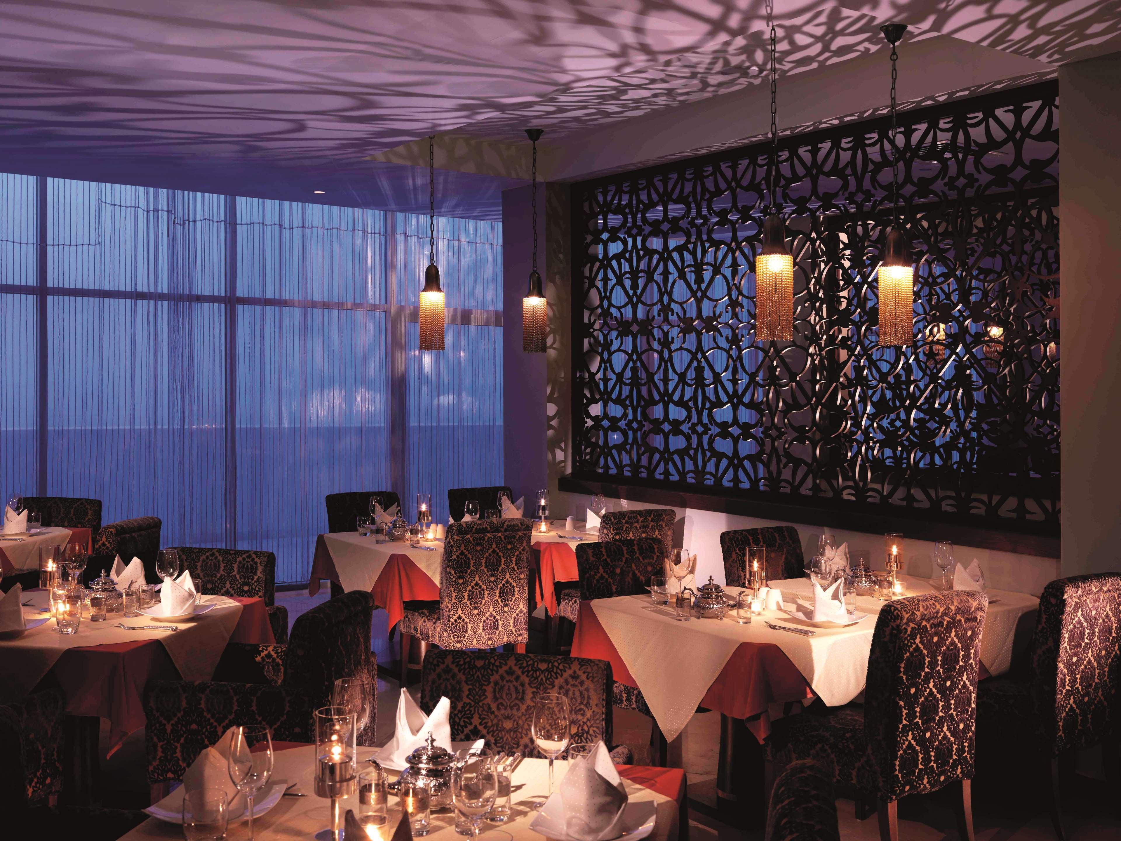 Radisson Blu Resort, Эль-Фуджайра Ресторан фото The restaurant