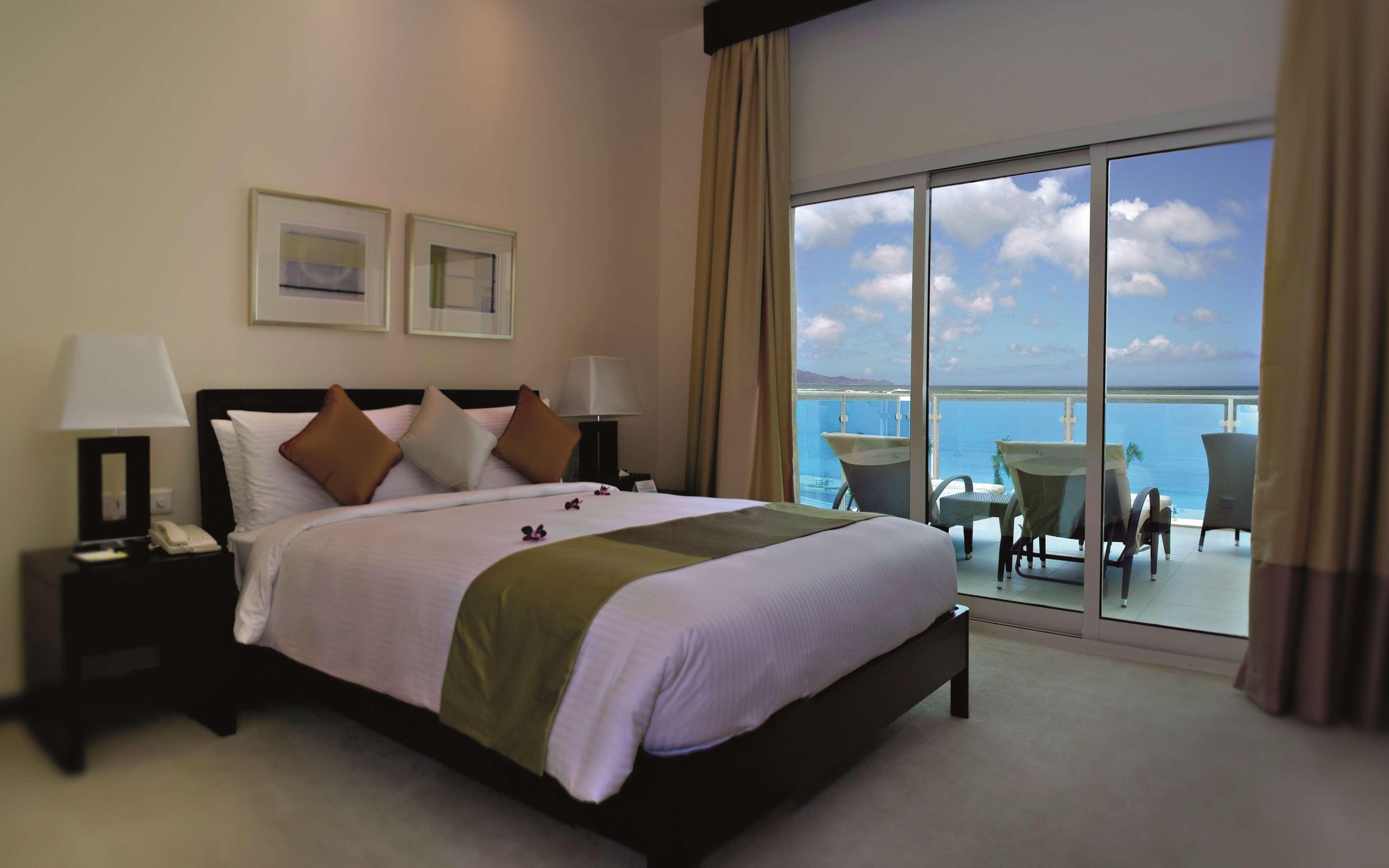 Radisson Blu Resort, Эль-Фуджайра Экстерьер фото A bedroom at the resort