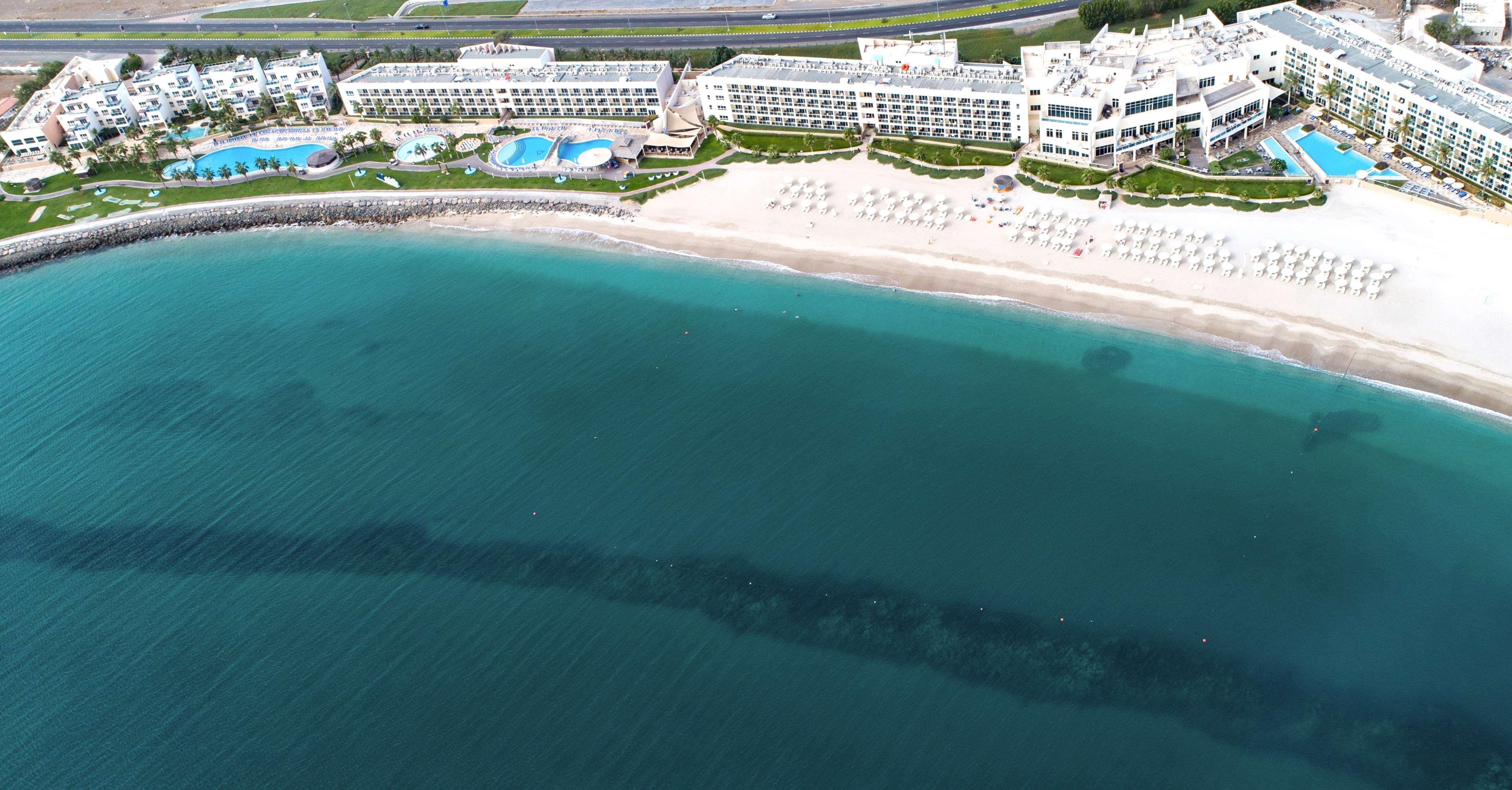 Radisson Blu Resort, Эль-Фуджайра Экстерьер фото Aerial view of the hotel