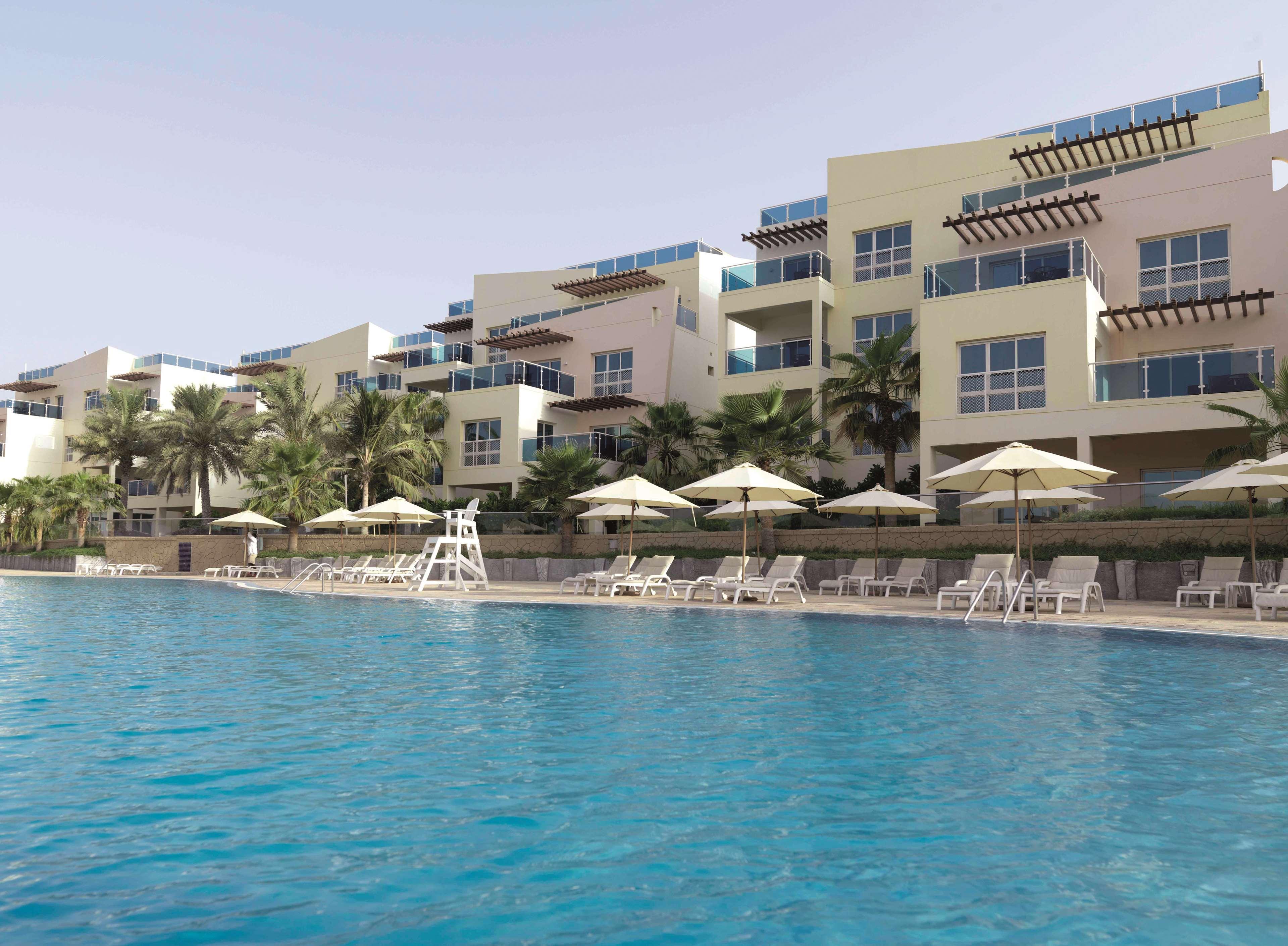 Radisson Blu Resort, Эль-Фуджайра Экстерьер фото The swimming pool at the resort