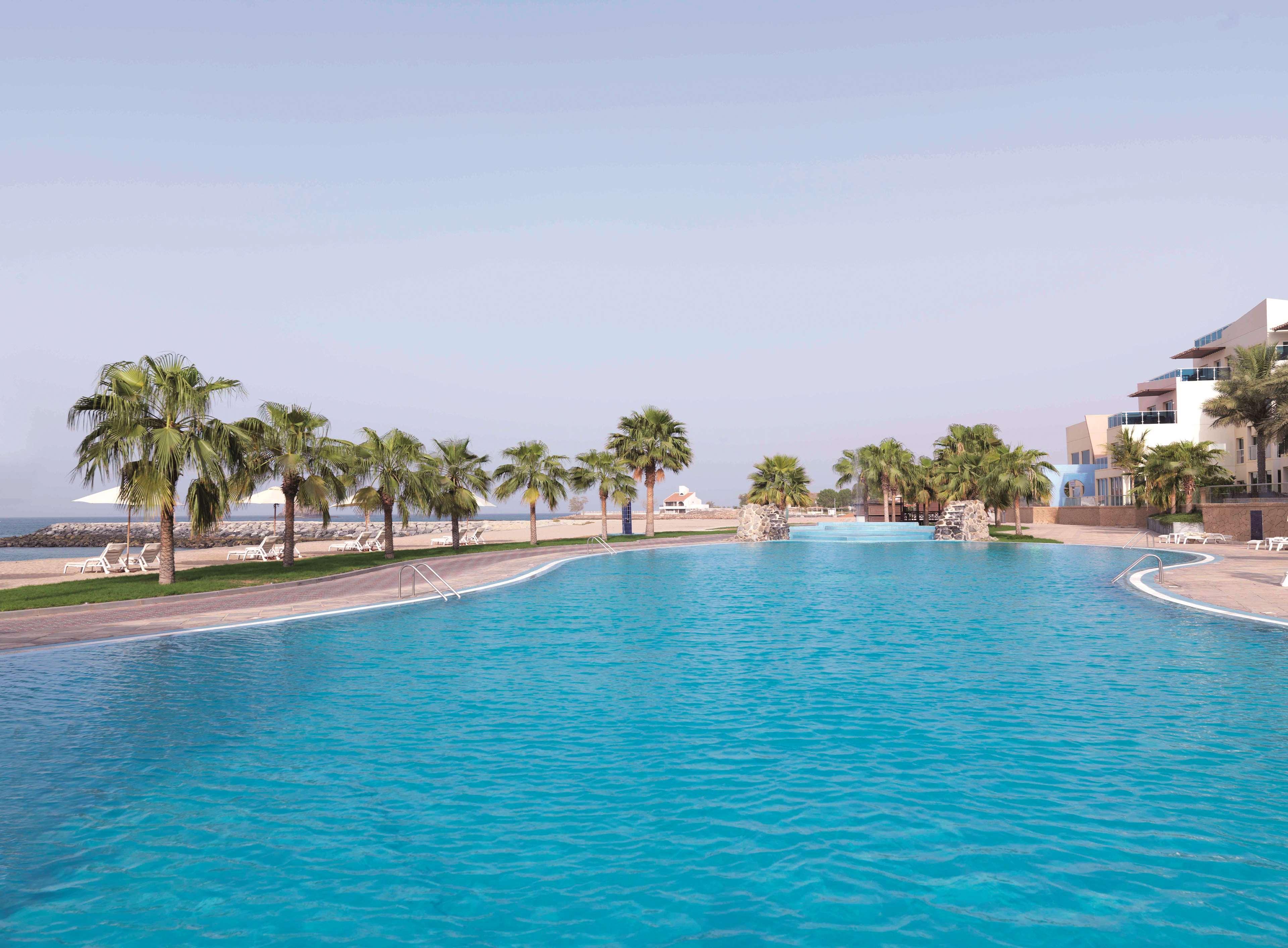 Radisson Blu Resort, Эль-Фуджайра Экстерьер фото The swimming pool at the resort
