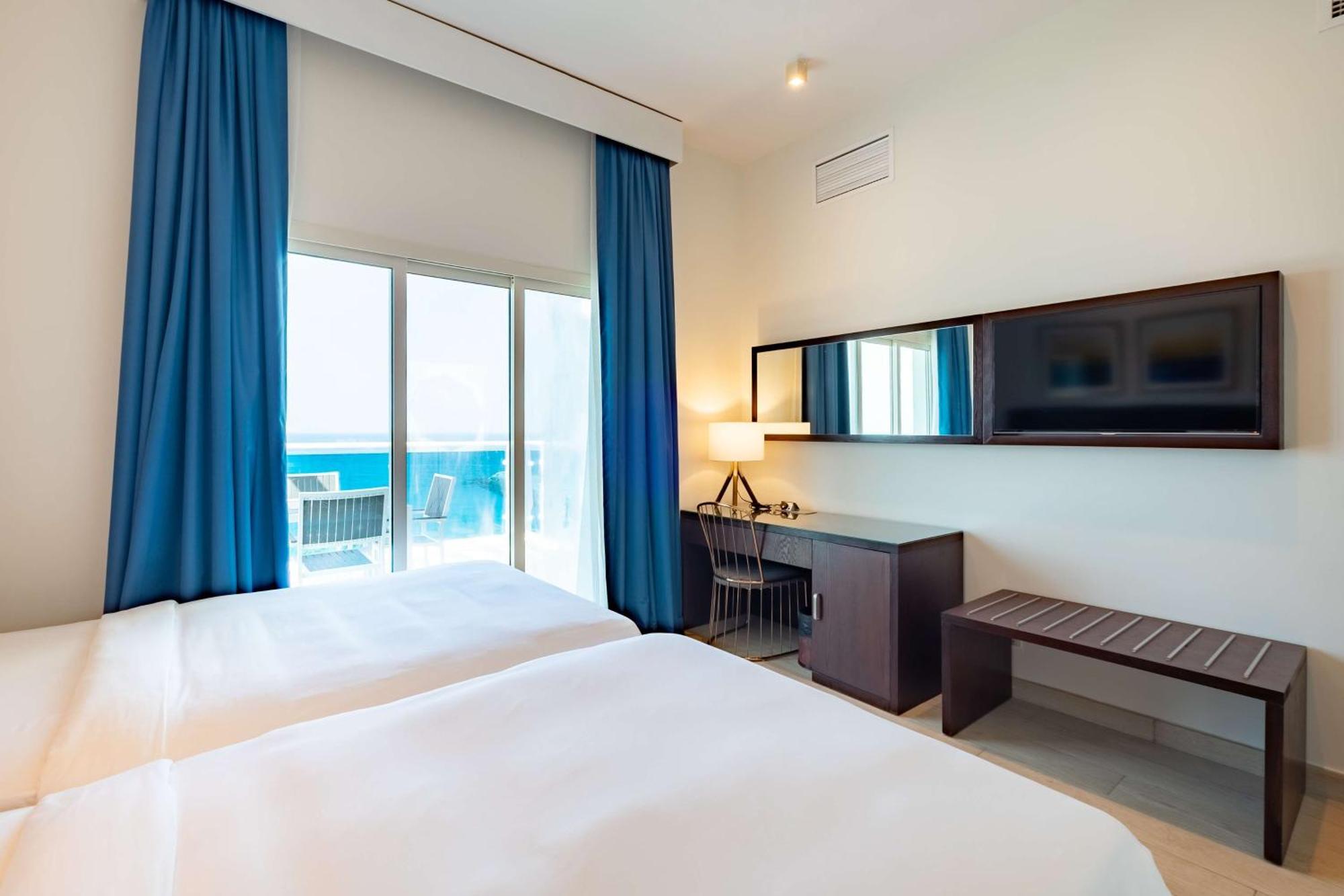 Radisson Blu Resort, Эль-Фуджайра Экстерьер фото A room at the hotel