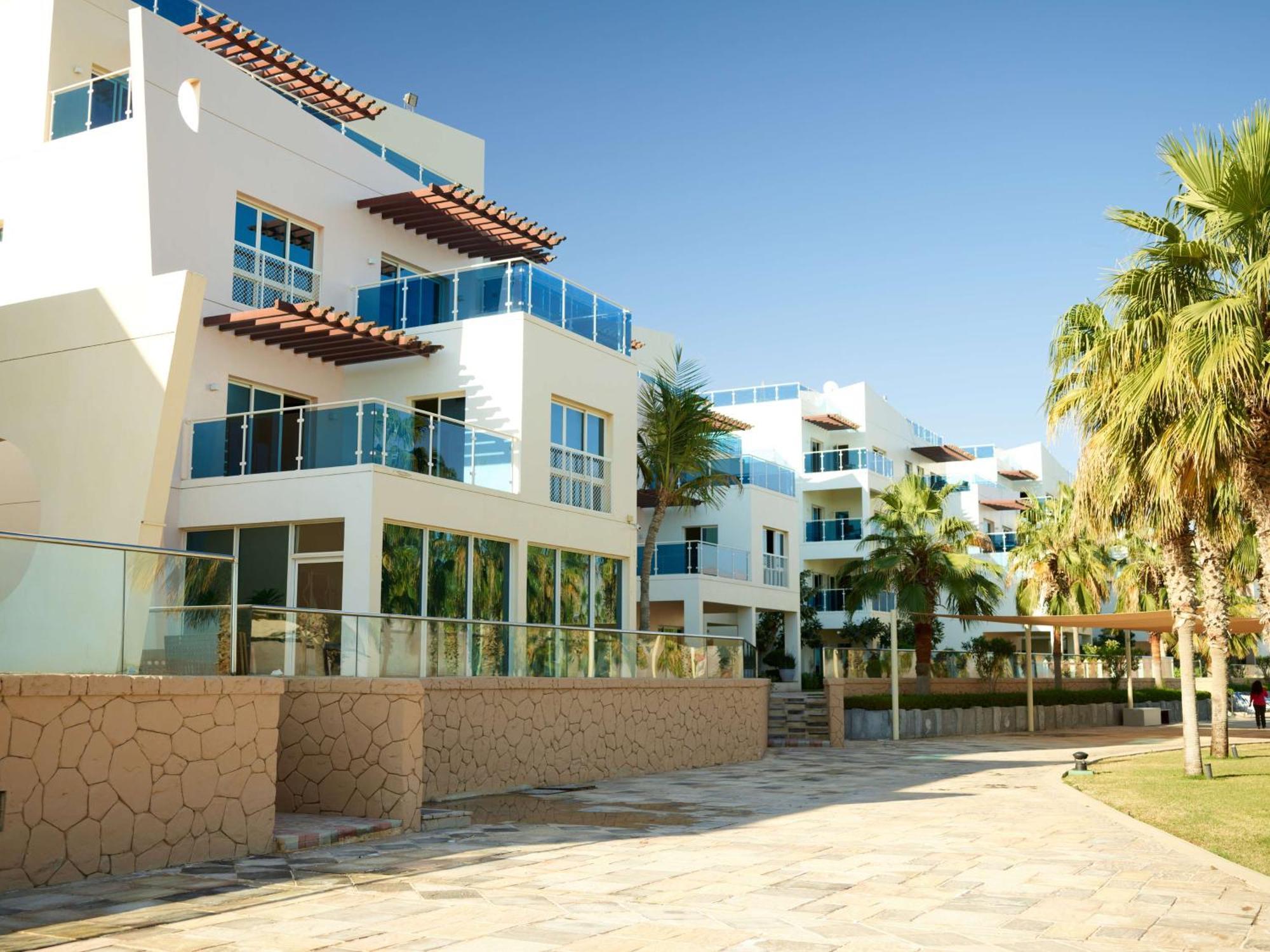 Radisson Blu Resort, Эль-Фуджайра Экстерьер фото Residential villas in Jumeirah