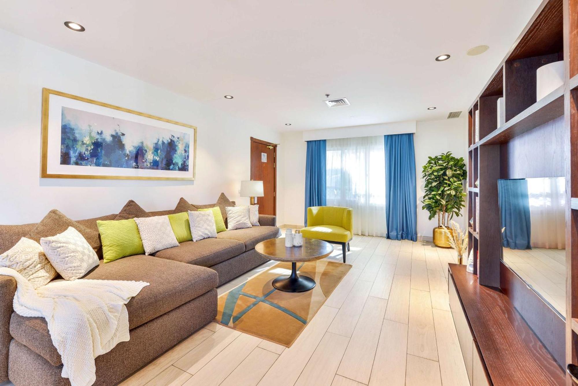 Radisson Blu Resort, Эль-Фуджайра Экстерьер фото A living room