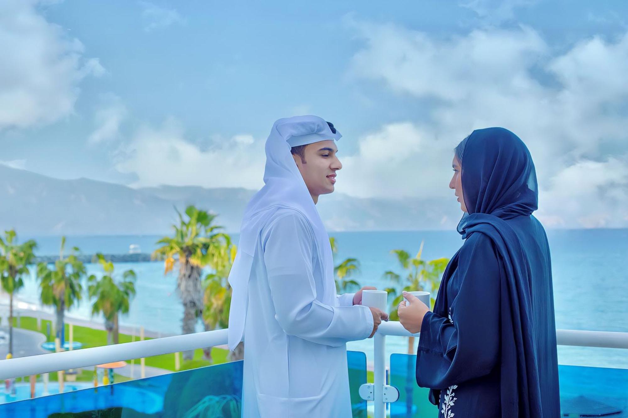 Radisson Blu Resort, Эль-Фуджайра Экстерьер фото A Qatari man and woman in traditional dress