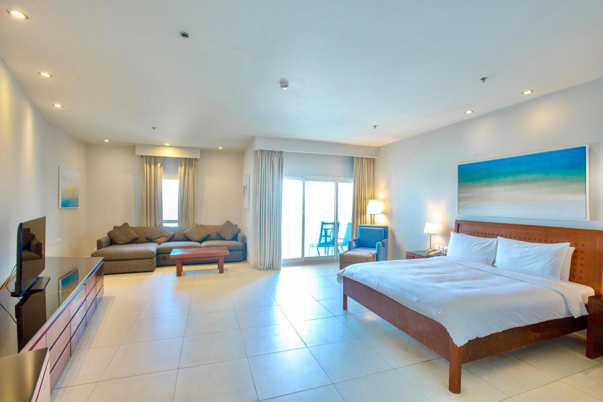 Radisson Blu Resort, Эль-Фуджайра Экстерьер фото A room at the hotel
