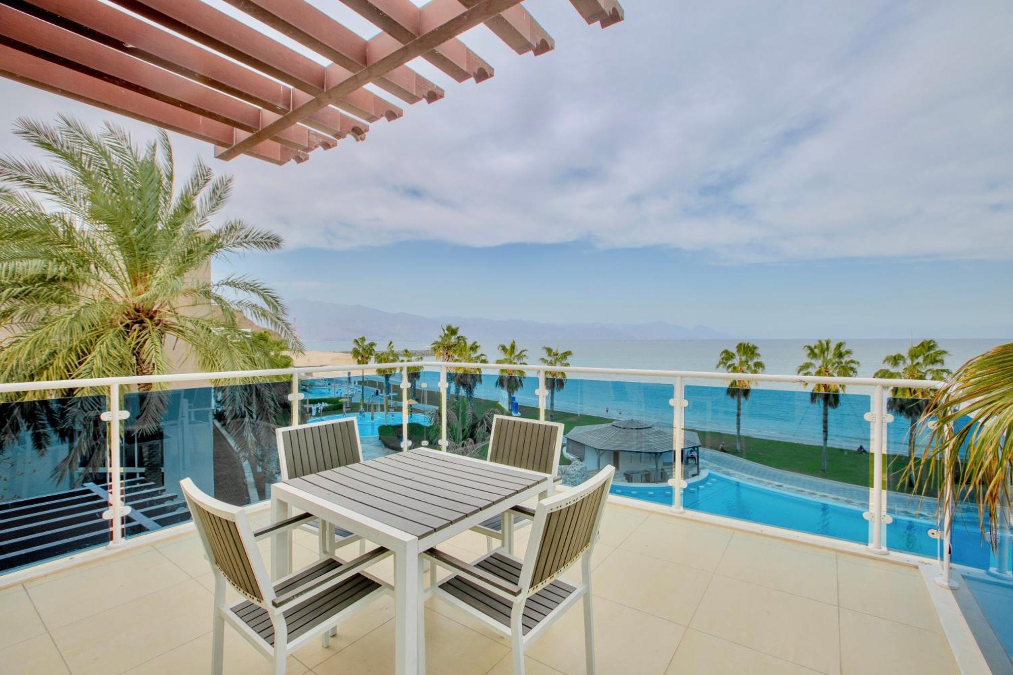 Radisson Blu Resort, Эль-Фуджайра Экстерьер фото A view of the pool at the Hilton Ras Al Khaimah
