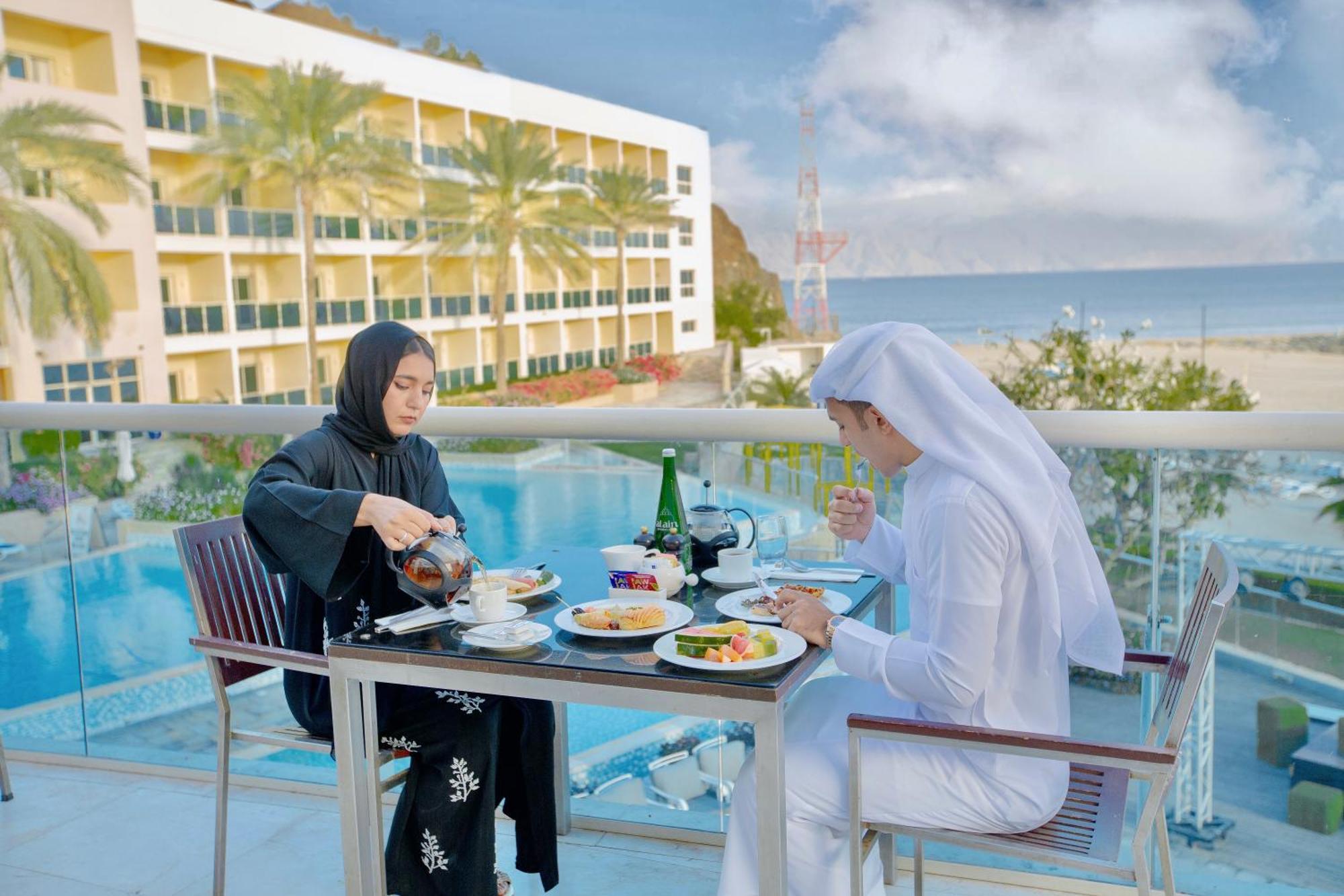 Radisson Blu Resort, Эль-Фуджайра Экстерьер фото Emirati couple