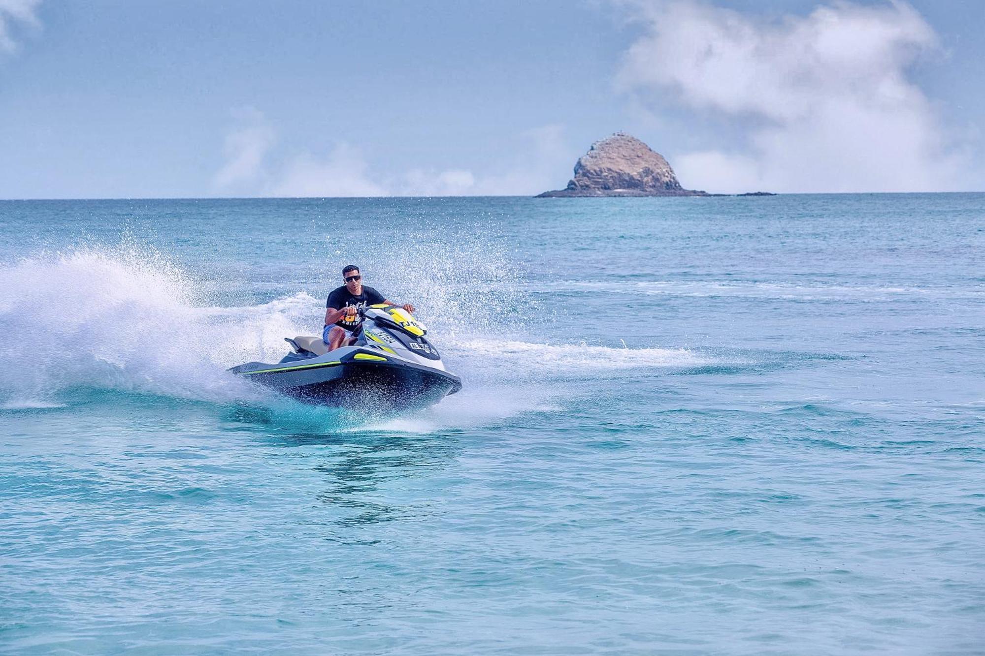 Radisson Blu Resort, Эль-Фуджайра Экстерьер фото Jet skiing in Phuket, Thailand
