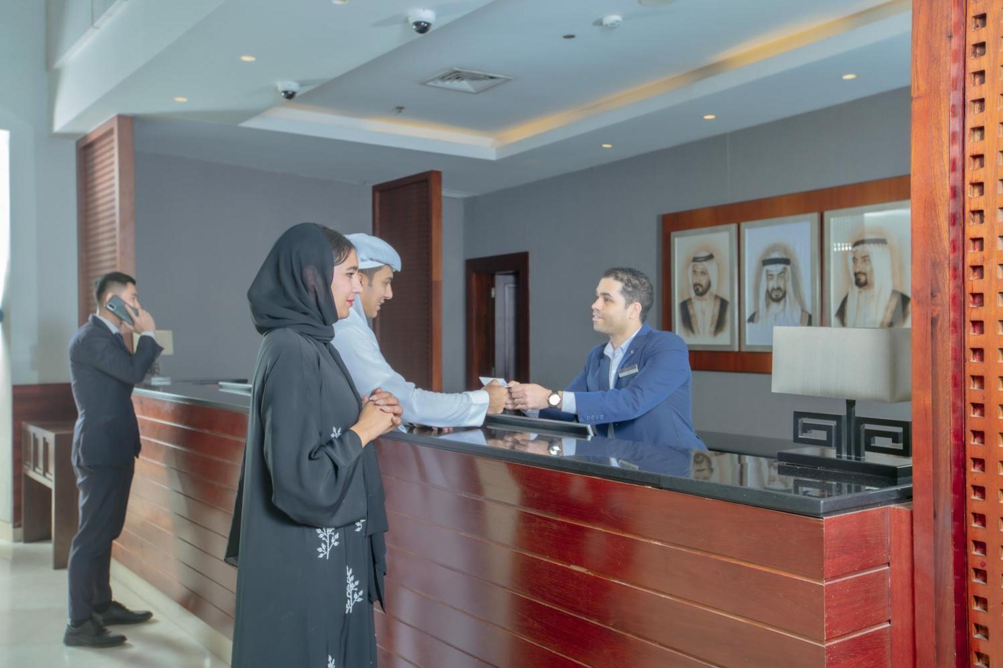 Radisson Blu Resort, Эль-Фуджайра Экстерьер фото A hotel receptionist
