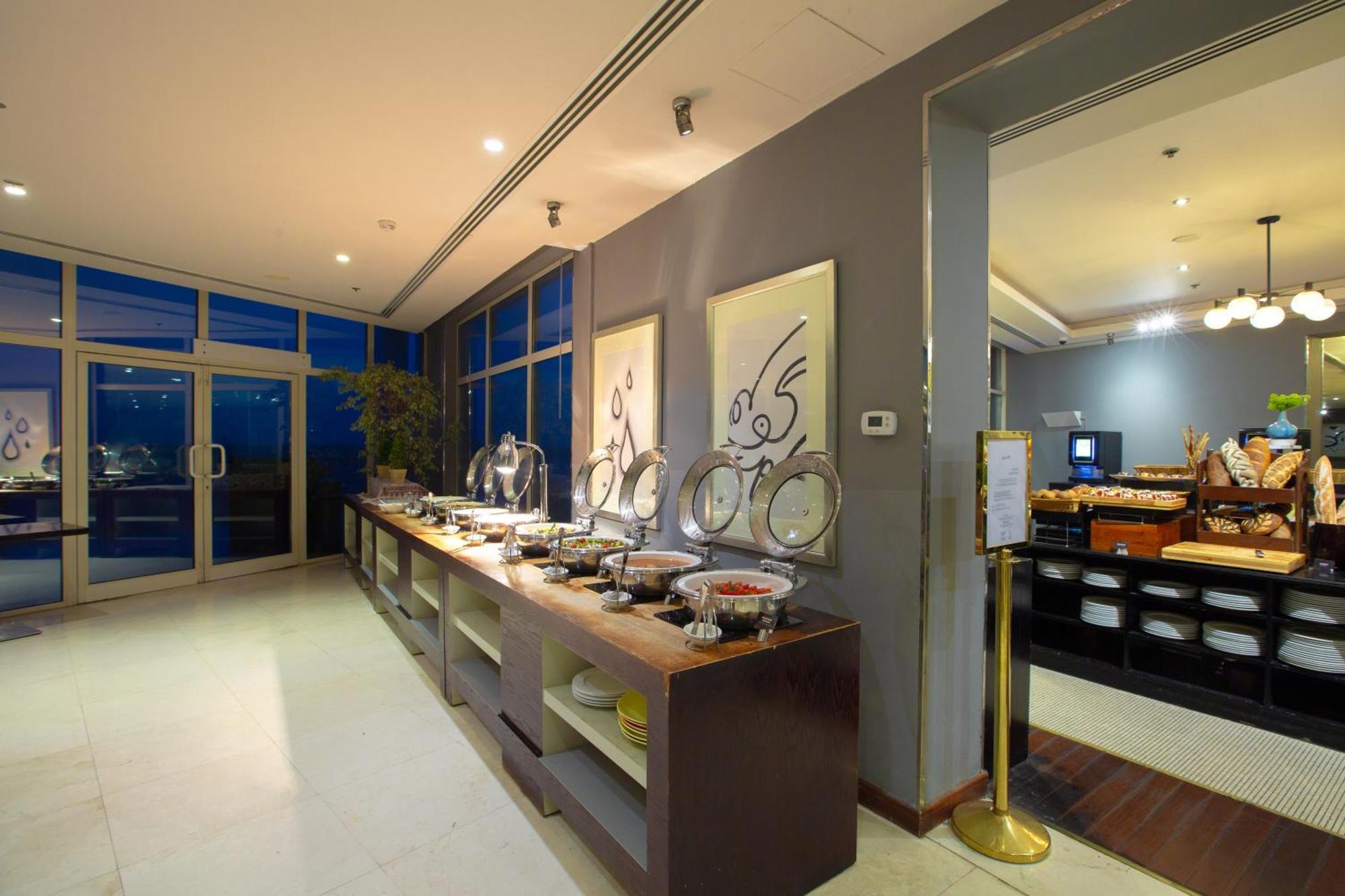 Radisson Blu Resort, Эль-Фуджайра Экстерьер фото The buffet at the lounge