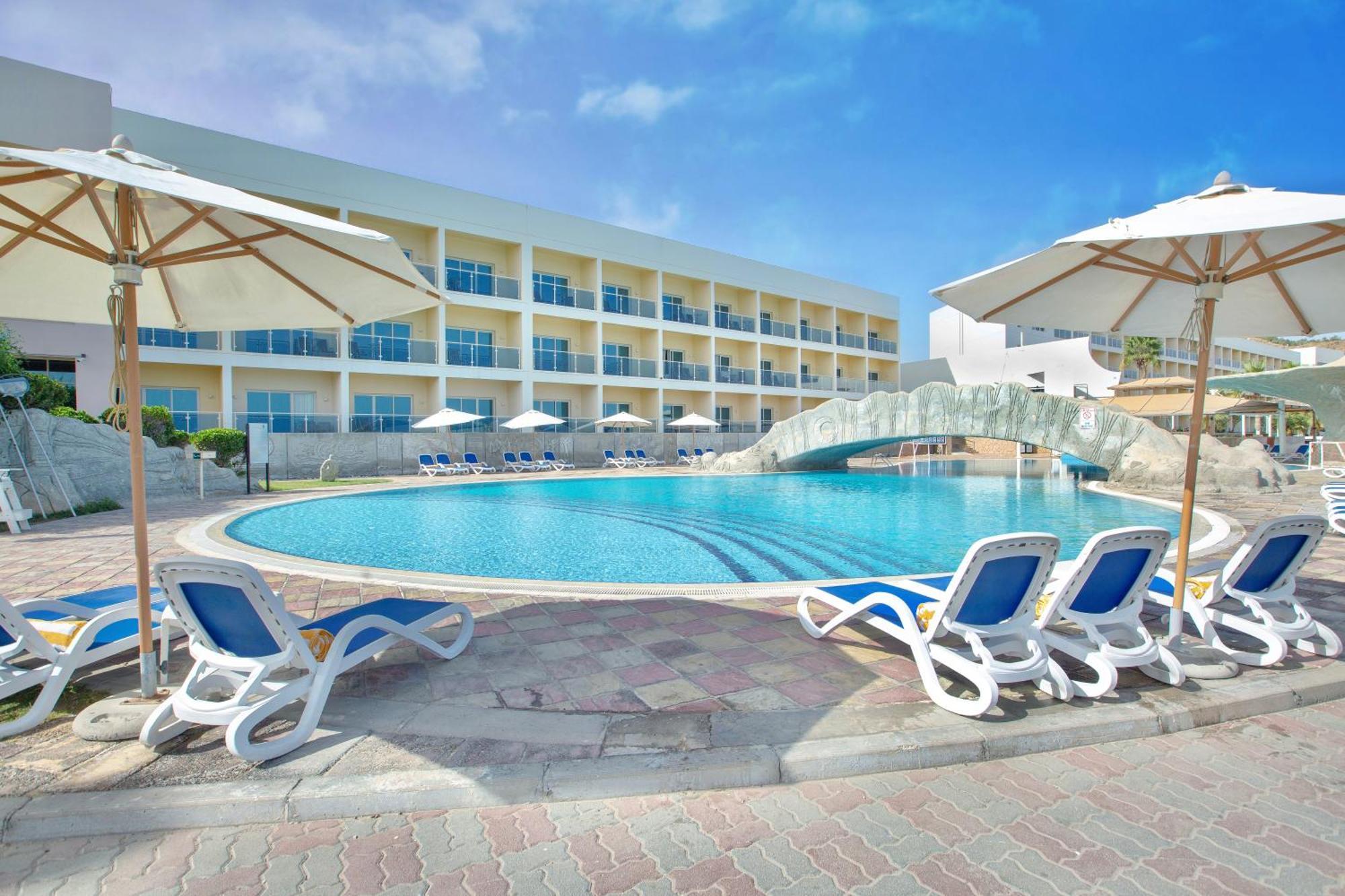 Radisson Blu Resort, Эль-Фуджайра Экстерьер фото The swimming pool at the hotel
