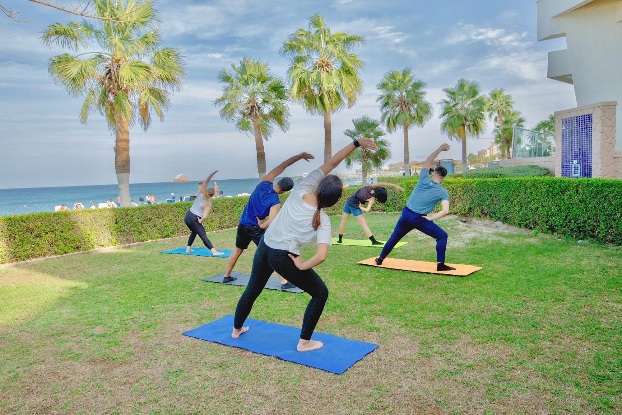 Radisson Blu Resort, Эль-Фуджайра Экстерьер фото A yoga class in progress