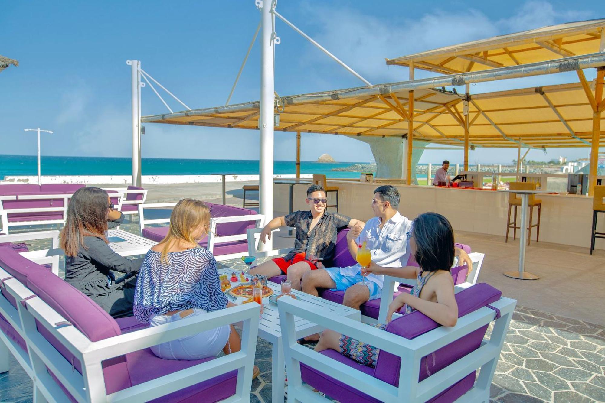 Radisson Blu Resort, Эль-Фуджайра Экстерьер фото Skyline Bar