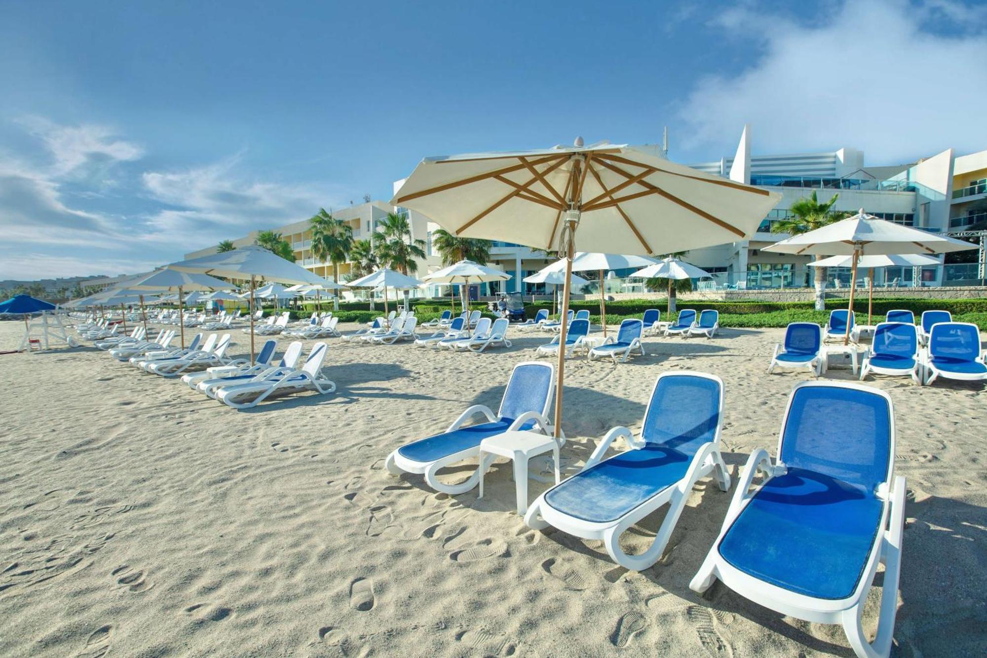 Radisson Blu Resort, Эль-Фуджайра Экстерьер фото Beach at the Grand Hotel