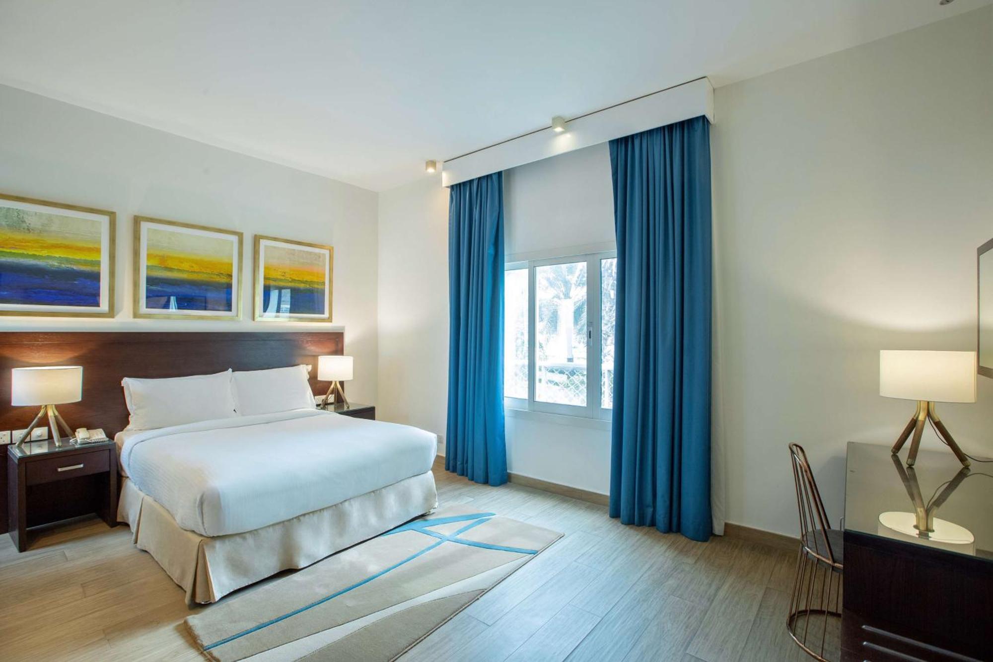 Radisson Blu Resort, Эль-Фуджайра Экстерьер фото A bedroom at the hotel