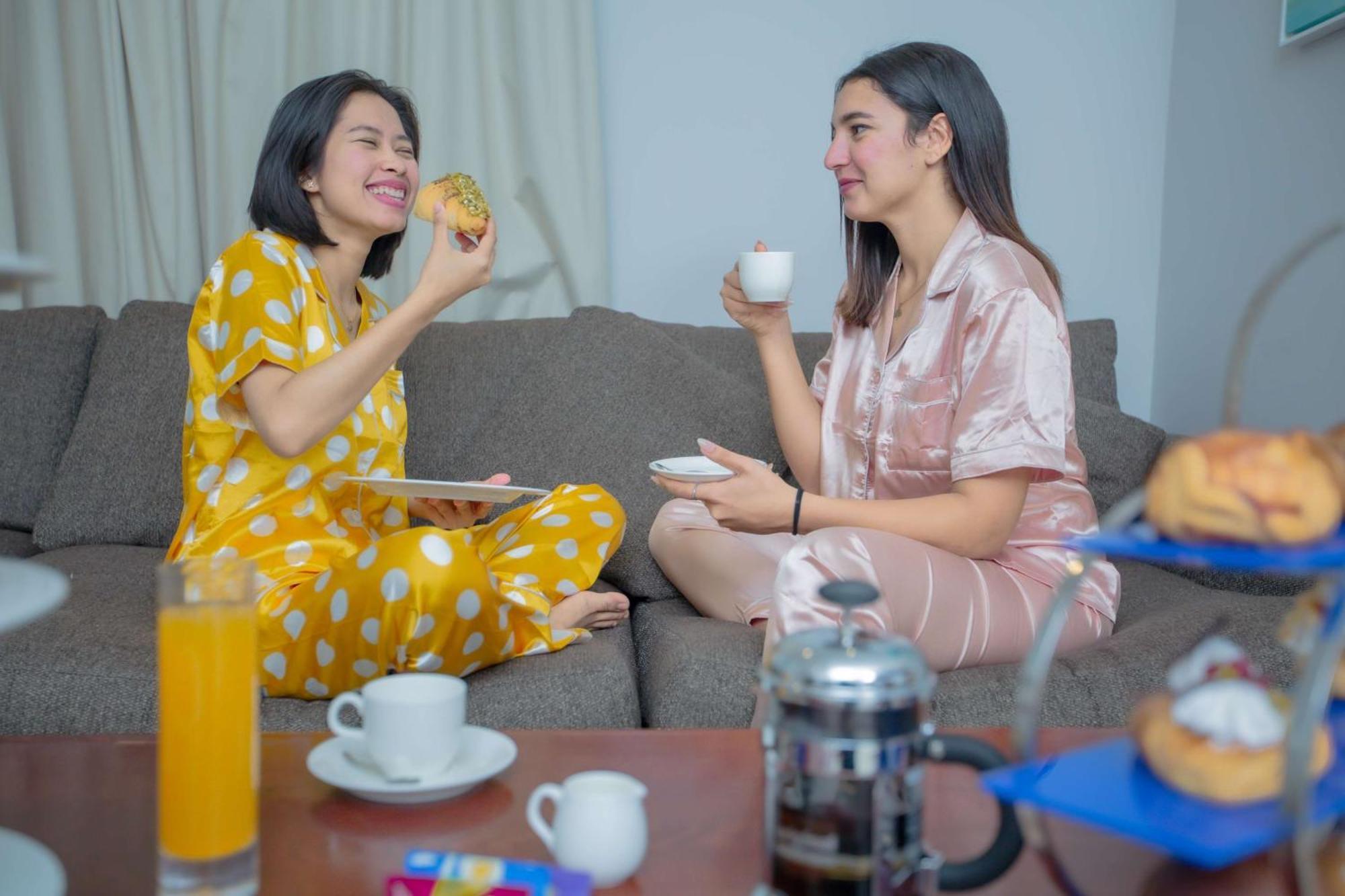 Radisson Blu Resort, Эль-Фуджайра Экстерьер фото Two women wearing pajamas